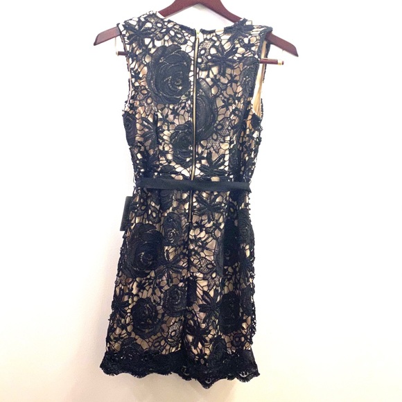 Love x Design | Selma Surplice Lace Dress - Picture 7 of 11